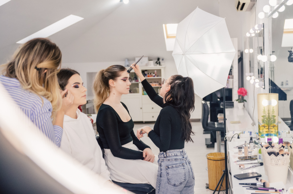 Estetika Profesional , curs make-up baza,instantanee din cadrul cursului.