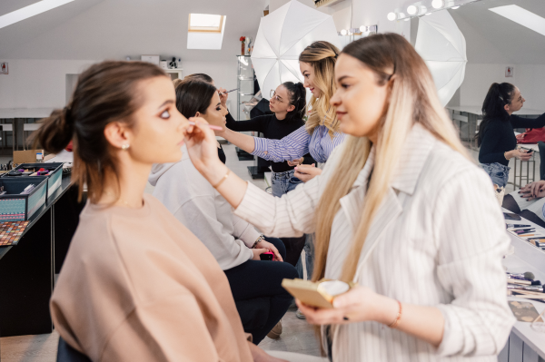 Estetika Profesional , curs make-up baza,instantanee din cadrul cursului.